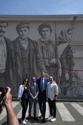 May 29, 2026, Napoli: L ex sindaco di New York Bill De Blasio nel porto di Napoli in visita al murale che ritrae, tra gli emigranti in partenza per l America lo scorso secolo, anche i suoi nonni paterni Giovanni De Blasio e Anna Briganti davanti ai quali non e riuscito a trattenere le lacrime. Napoli 29 maggio 2026. ANSA CIRO FUSCO - - - - - - - - - - - - - - - - - - - - - - - - - - - - - - - - - - - - - - - - - - - - - - Former New York Mayor Bill de Blasio in the port of Naples, visiting the mural which depicts his paternal grandparents, Giovanni De Blasio and Anna Briganti, among the emigrants setting sail for America in the last century; he was unable to hold back his tears as he stood before it. Naples, 29 May 2026. ANSA CIRO FUSCO  - ZUMAa110 20260529_zaf_a110_033 Copyright: xCiroxFuscox