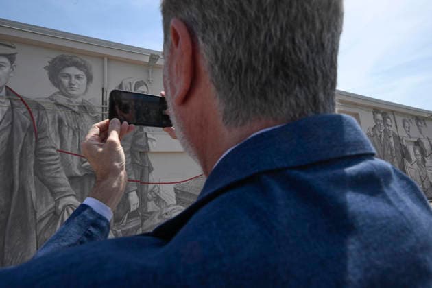 May 29, 2026, Napoli: L ex sindaco di New York Bill De Blasio nel porto di Napoli in visita al murale che ritrae, tra gli emigranti in partenza per l America lo scorso secolo, anche i suoi nonni paterni Giovanni De Blasio e Anna Briganti davanti ai quali non e riuscito a trattenere le lacrime. Napoli 29 maggio 2026. ANSA CIRO FUSCO - - - - - - - - - - - - - - - - - - - - - - - - - - - - - - - - - - - - - - - - - - - - - - Former New York Mayor Bill de Blasio in the port of Naples, visiting the mural which depicts his paternal grandparents, Giovanni De Blasio and Anna Briganti, among the emigrants setting sail for America in the last century; he was unable to hold back his tears as he stood before it. Naples, 29 May 2026. ANSA CIRO FUSCO  - ZUMAa110 20260529_zaf_a110_034 Copyright: xCiroxFuscox
