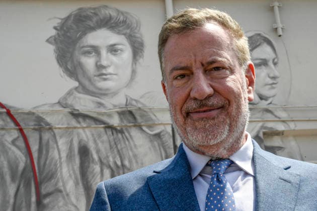 May 29, 2026, Napoli: L ex sindaco di New York Bill De Blasio nel porto di Napoli in visita al murale che ritrae, tra gli emigranti in partenza per l America lo scorso secolo, anche i suoi nonni paterni Giovanni De Blasio e Anna Briganti davanti ai quali non e riuscito a trattenere le lacrime. Napoli 29 maggio 2026. ANSA CIRO FUSCO - - - - - - - - - - - - - - - - - - - - - - - - - - - - - - - - - - - - - - - - - - - - - - Former New York Mayor Bill de Blasio in the port of Naples, visiting the mural which depicts his paternal grandparents, Giovanni De Blasio and Anna Briganti, among the emigrants setting sail for America in the last century; he was unable to hold back his tears as he stood before it. Naples, 29 May 2026. ANSA CIRO FUSCO  - ZUMAa110 20260529_zaf_a110_035 Copyright: xCiroxFuscox