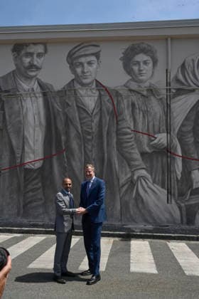 May 29, 2026, Napoli: L ex sindaco di New York Bill De Blasio nel porto di Napoli in visita al murale che ritrae, tra gli emigranti in partenza per l America lo scorso secolo, anche i suoi nonni paterni Giovanni De Blasio e Anna Briganti davanti ai quali non e riuscito a trattenere le lacrime. Napoli 29 maggio 2026. ANSA CIRO FUSCO - - - - - - - - - - - - - - - - - - - - - - - - - - - - - - - - - - - - - - - - - - - - - - Former New York Mayor Bill de Blasio in the port of Naples, visiting the mural which depicts his paternal grandparents, Giovanni De Blasio and Anna Briganti, among the emigrants setting sail for America in the last century; he was unable to hold back his tears as he stood before it. Naples, 29 May 2026. ANSA CIRO FUSCO  - ZUMAa110 20260529_zaf_a110_037 Copyright: xCiroxFuscox