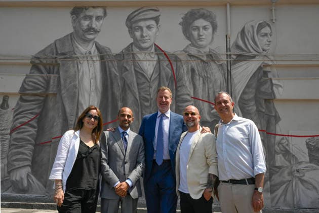 May 29, 2026, Napoli: L ex sindaco di New York Bill De Blasio nel porto di Napoli in visita al murale che ritrae, tra gli emigranti in partenza per l America lo scorso secolo, anche i suoi nonni paterni Giovanni De Blasio e Anna Briganti davanti ai quali non e riuscito a trattenere le lacrime. Napoli 29 maggio 2026. ANSA CIRO FUSCO - - - - - - - - - - - - - - - - - - - - - - - - - - - - - - - - - - - - - - - - - - - - - - Former New York Mayor Bill de Blasio in the port of Naples, visiting the mural which depicts his paternal grandparents, Giovanni De Blasio and Anna Briganti, among the emigrants setting sail for America in the last century; he was unable to hold back his tears as he stood before it. Naples, 29 May 2026. ANSA CIRO FUSCO  - ZUMAa110 20260529_zaf_a110_039 Copyright: xCiroxFuscox