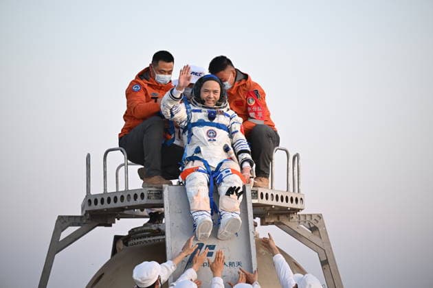 (260529) -- JIUQUAN, May 29, 2026 -- Astronaut Zhang Lu, commander of the three-member Shenzhou-21 crew, is out of the Shenzhou-22 spaceship s return capsule after it touched down at the Dongfeng landing site in north China s Inner Mongolia Autonomous Region, May 29, 2026. The return capsule of the Shenzhou-22 spaceship, carrying the Shenzhou-21 astronauts Zhang Lu, Wu Fei and Zhang Hongzhang, touched down at the Dongfeng landing site on Friday. The three astronauts are all in good health condition, the China Manned Space Agency said, noting that the Shenzhou-21 spaceflight mission is a complete success. ) FOCUS Shenzhou-22 return capsule touches down, astronauts all sound LixZhipeng 