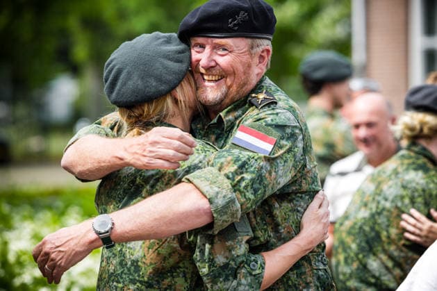 BREDA - Koning Willem-Alexander en koningin Maxima tijdens de uitreiking van een baret op de kazerne van de Koninklijke Militaire Academie (KMA) in Breda. ROB ENGELAAR POOL ANP Breda Nederland  Copyright: xRobxEngelaarx
