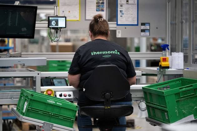 A person working on the Thermomix production line, during a visit by the French President as part of the Choose France Days in Donnemain Saint Mames, France, on May 29, 2026 Grégoire Campione Pool Bestimage French President Emmanuel Macron visits the Vorwerk factory producing Thermomix kitchen appliances as part of the Choose France Days in Donnemain Saint Mames, France, on May 29, 2026 Donnemain Saint Mames France  Copyright: xGrÃ goirexCampione Pool BestimagexGrÃ goirexCampione Pool Bestimagex