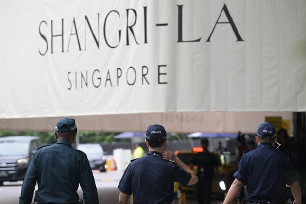 (260529) -- SINGAPORE, May 29, 2026 -- Policemen are on duty at the Shangri-La Hotel, the venue for the Shangri-La Dialogue 2026 in Singapore, May 29, 2026. The Shangri-La Dialogue 2026, Asia s premier defense and security summit, opened on Friday in Singapore amid growing geopolitical tensions. The three-day event, which focuses on major security challenges facing the region, is expected to bring together more than 550 delegates from over 40 countries and regions. (Photo by Xinhua) SINGAPORE-SHANGRI-LA DIALOGUE-KICK-OFF ThenxChihxWey 