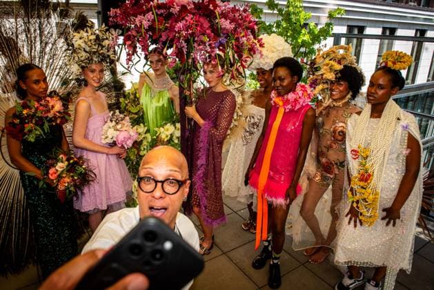 29.05.2026 xesx Frankfurt am Main, Sofitel Hotel 10. Frankfurt Fashion Lounge unter dem Motto Fashion for Longevity hier eine kusntvolle Creation vom Blumenhaus BLÜTESIEGEL und Tyrown Vincent Young Fashion Talents *** 29 05 2026 xesx Frankfurt am Main, Sofitel Hotel 10 Frankfurt Fashion Lounge under the motto Fashion for Longevity, here is a kissing creation by Blumenhaus BLÜTESIEGEL and Tyrown Vincent Young Fashion Talents ES