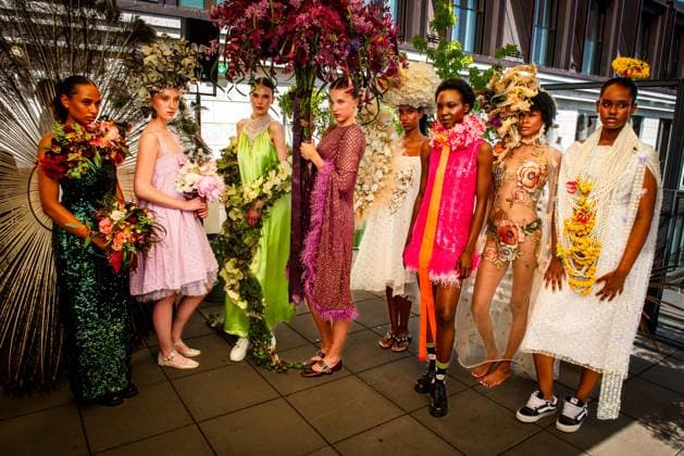 29.05.2026 xesx Frankfurt am Main, Sofitel Hotel 10. Frankfurt Fashion Lounge unter dem Motto Fashion for Longevity hier eine kusntvolle Creation vom Blumenhaus BLÜTESIEGEL und Tyrown Vincent Young Fashion Talents *** 29 05 2026 xesx Frankfurt am Main, Sofitel Hotel 10 Frankfurt Fashion Lounge under the motto Fashion for Longevity, here is a kissing creation by Blumenhaus BLÜTESIEGEL and Tyrown Vincent Young Fashion Talents ES