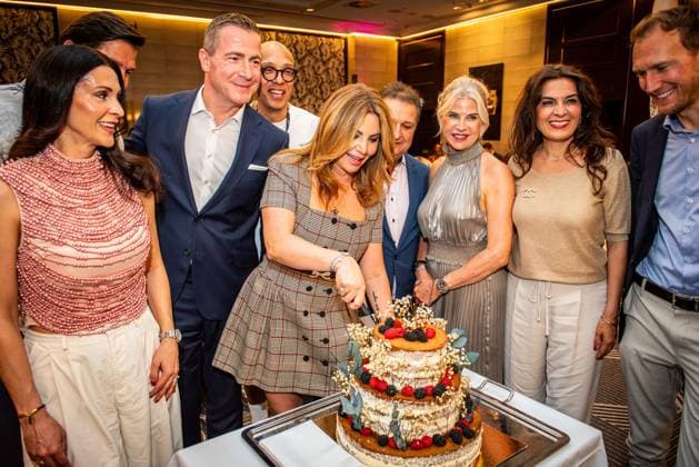 29.05.2026 xesx Frankfurt am Main, Sofitel Hotel 10. Frankfurt Fashion Lounge unter dem Motto Fashion for Longevity hier Evinc Yerli, die Macherin, die am Tag vor dem Grand Opening Geburtstag hatte beim Anschneiden des Geburtstagskuchen *** 29 05 2026 xesx Frankfurt am Main, Sofitel Hotel 10 Frankfurt Fashion Lounge under the motto Fashion for Longevity here Evinc Yerli, the maker, who had her birthday the day before the Grand Opening, cutting the birthday cake ES