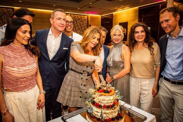 29.05.2026 xesx Frankfurt am Main, Sofitel Hotel 10. Frankfurt Fashion Lounge unter dem Motto Fashion for Longevity hier Evinc Yerli, die Macherin, die am Tag vor dem Grand Opening Geburtstag hatte beim Anschneiden des Geburtstagskuchen *** 29 05 2026 xesx Frankfurt am Main, Sofitel Hotel 10 Frankfurt Fashion Lounge under the motto Fashion for Longevity here Evinc Yerli, the maker, who had her birthday the day before the Grand Opening, cutting the birthday cake ES