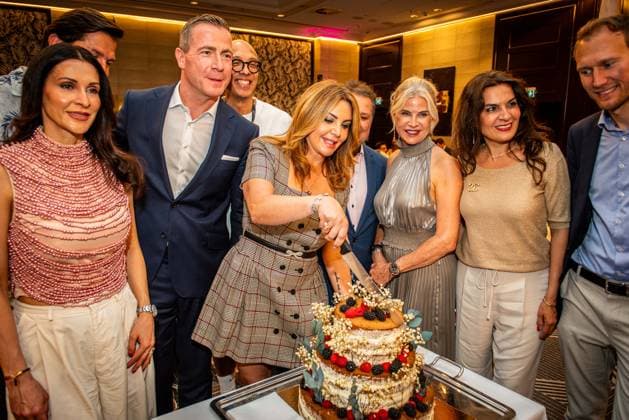29.05.2026 xesx Frankfurt am Main, Sofitel Hotel 10. Frankfurt Fashion Lounge unter dem Motto Fashion for Longevity hier Evinc Yerli, die Macherin, die am Tag vor dem Grand Opening Geburtstag hatte beim Anschneiden des Geburtstagskuchen *** 29 05 2026 xesx Frankfurt am Main, Sofitel Hotel 10 Frankfurt Fashion Lounge under the motto Fashion for Longevity here Evinc Yerli, the maker, who had her birthday the day before the Grand Opening, cutting the birthday cake ES