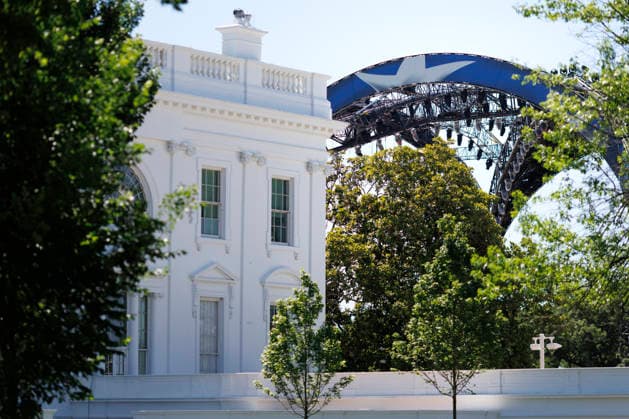 Construction continues of a UFC fighting ring ahead of a planned Ultimate Fighting Championship (UFC) fight on the South Lawn of the White House in Washington, DC, on Friday, May 29, 2026. Pool  WAX20260529801 TomxBrenner