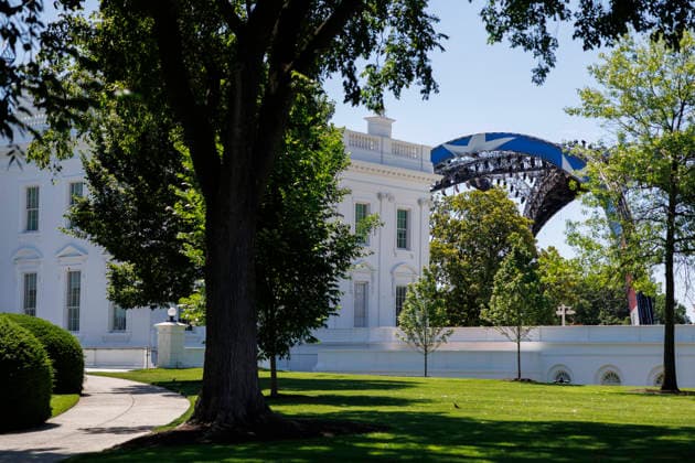 Construction continues of a UFC fighting ring ahead of a planned Ultimate Fighting Championship (UFC) fight on the South Lawn of the White House in Washington, DC, on Friday, May 29, 2026. Pool  WAX20260529802 TomxBrenner
