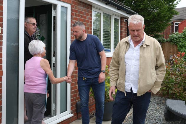 May 29, 2026, Makerfield, Greater Manchester, UK: Makerfield, UK. Reform UK Party Chairman Lee Anderson, (right) with Reform UK candidate, Rob Kenyon, talk with local residents while canvassing in Ashton-In-Makerfield, Greater Manchester, ahead of the Makerfield by-election which takes place on the 18th June. Makerfield UK  - ZUMAl94_ 20260529_zaf_l94_024 Copyright: xJacquelinexLawriex