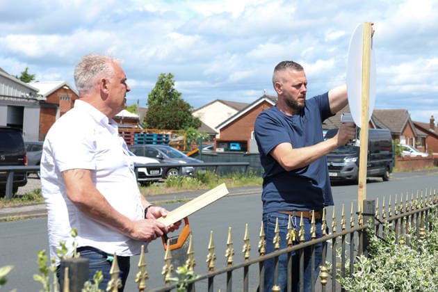 May 29, 2026, Makerfield, Greater Manchester, UK: Makerfield, UK. Reform UK Party Chairman Lee Anderson, (left) with Reform UK candidate, Rob Kenyon instal campaign placards in supporterÃ¢â‚¬â ¢s gardens in Ashton-In-Makerfield, Greater Manchester, ahead of the Makerfield by-election which takes place on the 18th June. Makerfield UK  - ZUMAl94_ 20260529_zaf_l94_025 Copyright: xJacquelinexLawriex