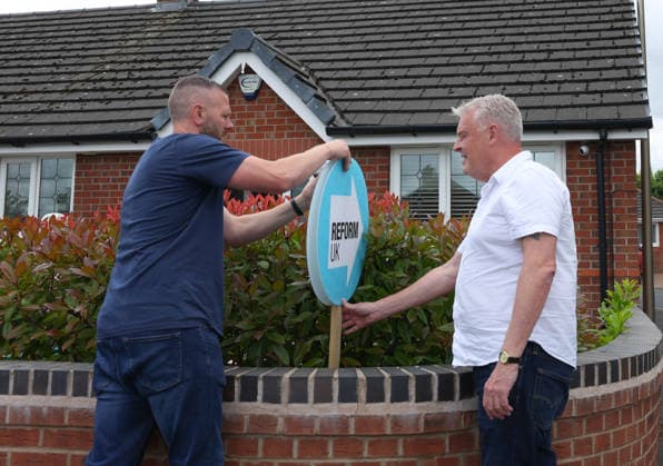 May 29, 2026, Makerfield, Greater Manchester, UK: Makerfield, UK. Reform UK Party Chairman Lee Anderson, (right) with Reform UK candidate, Rob Kenyon instal campaign placards in supporterÃ¢â‚¬â ¢s gardens in Ashton-In-Makerfield, Greater Manchester, ahead of the Makerfield by-election which takes place on the 18th June. Makerfield UK  - ZUMAl94_ 20260529_zaf_l94_030 Copyright: xJacquelinexLawriex