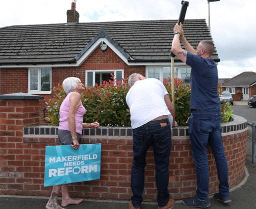 May 29, 2026, Makerfield, Greater Manchester, UK: Makerfield, UK. Reform UK Party Chairman Lee Anderson, (centre) with Reform UK candidate, Rob Kenyon (right) instal campaign placards in a supporterÃ¢â‚¬â ¢s gardens in Ashton-In-Makerfield, Greater Manchester, ahead of the Makerfield by-election which takes place on the 18th June. Makerfield UK  - ZUMAl94_ 20260529_zaf_l94_028 Copyright: xJacquelinexLawriex