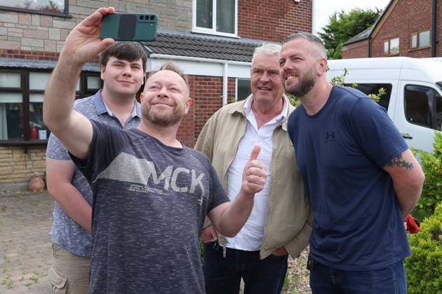 May 29, 2026, Makerfield, Greater Manchester, UK: Makerfield, UK. Reform UK Party Chairman Lee Anderson, (2nd right) with Reform UK candidate, Rob Kenyon, (right) take a selfie with local residents, while canvassing in Ashton-In-Makerfield, Greater Manchester, ahead of the Makerfield by-election which takes place on the 18th June. Makerfield UK  - ZUMAl94_ 20260529_zaf_l94_032 Copyright: xJacquelinexLawriex