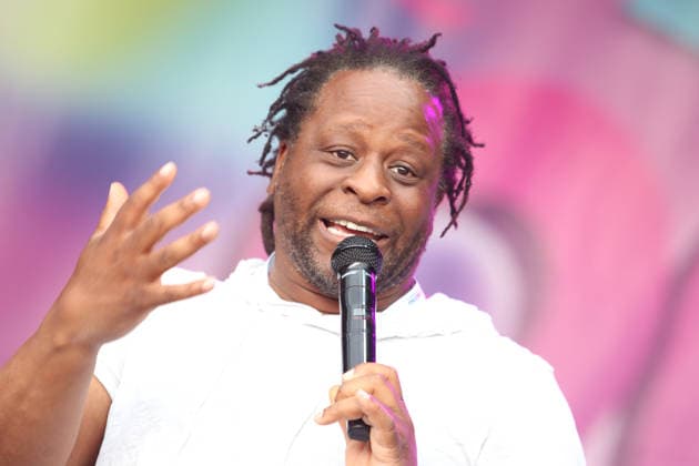 Moderator Mola Adebisi beim 90er 2000er Olymp 2026 Auftritt beim Festival am 29.05.2026 auf dem Zentralen Festplatz in Berlin. *** Presenter Mola Adebisi at the 90s 2000s Olymp 2026 performance at the festival on 29 05 2026 at the Central Festival Square in Berlin Copyright: xmix1x
