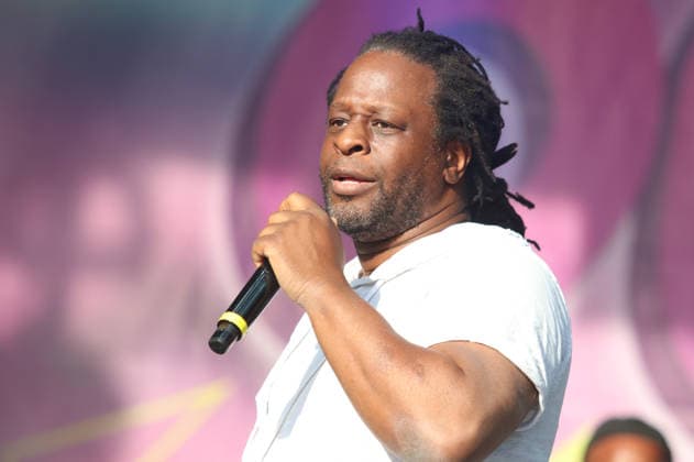 Moderator Mola Adebisi beim 90er 2000er Olymp 2026 Auftritt beim Festival am 29.05.2026 auf dem Zentralen Festplatz in Berlin. *** Presenter Mola Adebisi at the 90s 2000s Olymp 2026 performance at the festival on 29 05 2026 at the Central Festival Square in Berlin Copyright: xmix1x