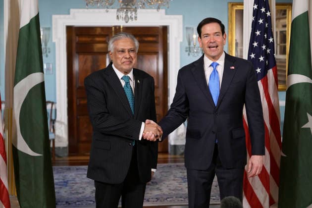 US Secretary of State Marco Rubio (R) shakes hands with Pakistani Deputy Prime Minister and Foreign Minister Ishaq Dar, ahead of a meeting in Washington, DC. USA 29 May 2026. Rubio met with Dar, a mediator in the negotiations with Iran, ahead of US President Donald Trump s decision on the agreement with Tehran. Rubio meets with Pakistani mediator before Trump makes a decision on Iran !ACHTUNG: NUR REDAKTIONELLE NUTZUNG!  Copyright: xLeninxNollyx USA1261 20260529-55020443077_1