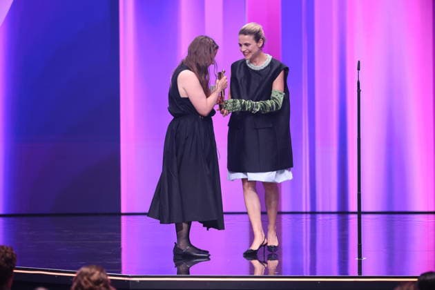 DEUTSCHER FILMPREIS 2026 - SHOW Mala Emde Laudatorin BESTES KOSTÜMBILD Gewinnerin Sabrina Krämer Â· IN DIE SONNE SCHAUEN bei der Verleihung DEUTSCHER FILMPREIS 2026 in Berlin *** GERMAN FILM AWARD 2026 SHOW Mala Emde Laudator BEST COSTUME winner Sabrina Krämer Â- LOOKING INTO THE SUN at the GERMAN FILM AWARD 2026 ceremony in Berlin Copyright: xEventpressxFuhrx