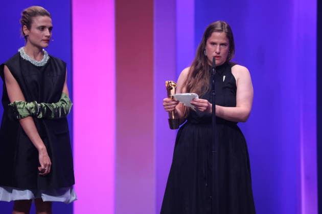 DEUTSCHER FILMPREIS 2026 - SHOW Mala Emde Laudatorin BESTES KOSTÜMBILD Gewinnerin Sabrina Krämer Â· IN DIE SONNE SCHAUEN bei der Verleihung DEUTSCHER FILMPREIS 2026 in Berlin *** GERMAN FILM AWARD 2026 SHOW Mala Emde Laudator BEST COSTUME winner Sabrina Krämer Â- LOOKING INTO THE SUN at the GERMAN FILM AWARD 2026 ceremony in Berlin Copyright: xEventpressxFuhrx
