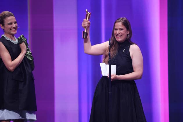DEUTSCHER FILMPREIS 2026 - SHOW Mala Emde Laudatorin BESTES KOSTÜMBILD Gewinnerin Sabrina Krämer Â· IN DIE SONNE SCHAUEN bei der Verleihung DEUTSCHER FILMPREIS 2026 in Berlin *** GERMAN FILM AWARD 2026 SHOW Mala Emde Laudator BEST COSTUME winner Sabrina Krämer Â- LOOKING INTO THE SUN at the GERMAN FILM AWARD 2026 ceremony in Berlin Copyright: xEventpressxFuhrx