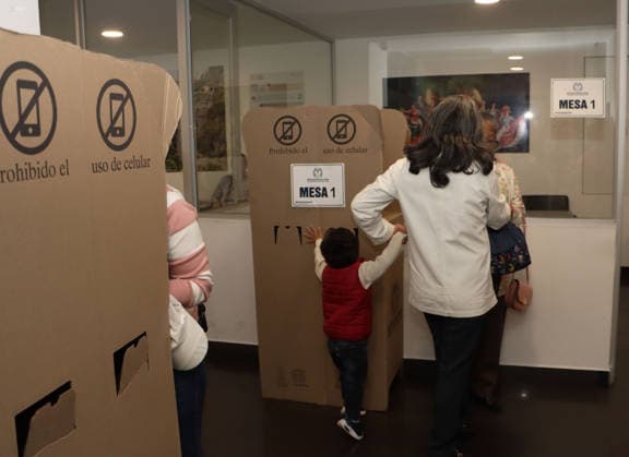 ELECTIONS COLOMBIAN CONSULATE Quito, Friday, May 29, 2026 Colombian Consulate in Quito, receives its citizens to vote in the 2026 presidential elections Photos API Rolando Enriquez Quito Pichincha Ecuador POL ELECCIONESCONSULADOCOLOMBIA 08f6ad1ff026cb3dba783fe709783872 Copyright: xROLANDOxENRIQUEZx