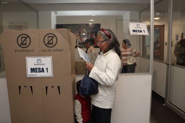ELECTIONS COLOMBIAN CONSULATE Quito, Friday, May 29, 2026 Colombian Consulate in Quito, receives its citizens to vote in the 2026 presidential elections Photos API Rolando Enriquez Quito Pichincha Ecuador POL ELECTIONSCONSULATECOLOMBIA 2200820827fd10d05f8b9715510a3af9 Copyright: xROLANDOxENRIQUEZx