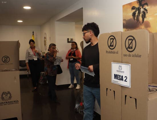 ELECTIONS CONSULATE COLOMBIA Quito, Friday, May 29, 2026 Colombian Consulate in Quito, receives its citizens to vote in the 2026 presidential elections Photos API Rolando Enriquez Quito Pichincha Ecuador POL ELECCIONESCONSULADOCOLOMBIA 4d182bb4e90d535bb8c2049bd3368102 Copyright: xROLANDOxENRIQUEZx