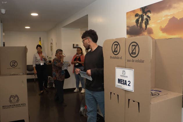 ELECTIONS COLOMBIAN CONSULATE Quito, Friday, May 29, 2026 Colombian Consulate in Quito, receives its citizens to vote in the 2026 presidential elections Photos API Rolando Enriquez Quito Pichincha Ecuador POL ELECTIONSCONSULATECOLOMBIA f42856a78f081a89a37d4b458d35a8fb Copyright: xROLANDOxENRIQUEZx