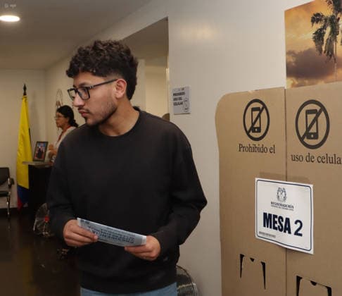 ELECTIONS COLOMBIAN CONSULATE Quito, Friday, May 29, 2026 Colombian Consulate in Quito, receives its citizens to vote in the 2026 presidential elections Photos API Rolando Enriquez Quito Pichincha Ecuador POL ELECTIONSCONSULATECOLOMBIA a92a8043730944b436cf7e7182ff2388 Copyright: xROLANDOxENRIQUEZx