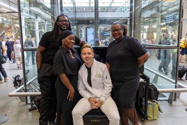 John Galea performs at St Pancras Station in London - 29 May 2026 Singer and songwriter, John Galea, poses with his backup singers at St Pancras Train Station on the Elton John Piano in London. London United Kingdom Copyright: xPhilxLewisx xSOPAxImagesx JohnGaleaStPancrasbg-1582
