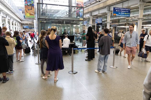John Galea performs at St Pancras Station in London - 29 May 2026 Singer and songwriter, John Galea, performs at St Pancras Train Station on the Elton John Piano in London. London United Kingdom Copyright: xPhilxLewisx xSOPAxImagesx JohnGaleaStPancras-1549