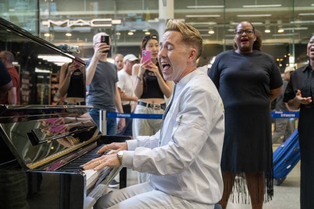 John Galea performs at St Pancras Station in London - 29 May 2026 Singer and songwriter, John Galea, performs at St Pancras Train Station on the Elton John Piano in London. London United Kingdom Copyright: xPhilxLewisx xSOPAxImagesx JohnGaleaStPancras-1564