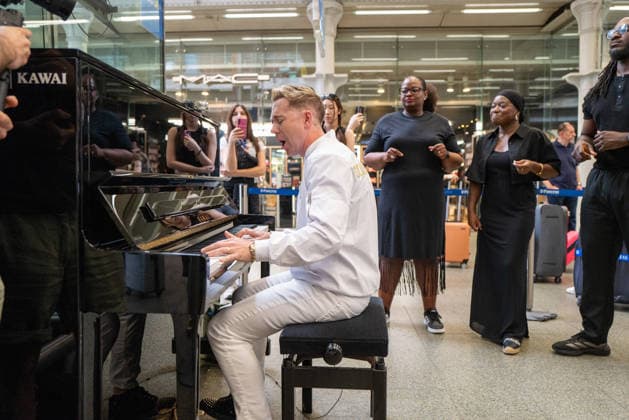 John Galea performs at St Pancras Station in London - 29 May 2026 Singer and songwriter, John Galea, performs at St Pancras Train Station on the Elton John Piano in London. London United Kingdom Copyright: xPhilxLewisx xSOPAxImagesx JohnGaleaStPancras-1040369