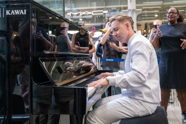 John Galea performs at St Pancras Station in London - 29 May 2026 Singer and songwriter, John Galea, performs at St Pancras Train Station on the Elton John Piano in London. London United Kingdom Copyright: xPhilxLewisx xSOPAxImagesx JohnGaleaStPancras-1040385
