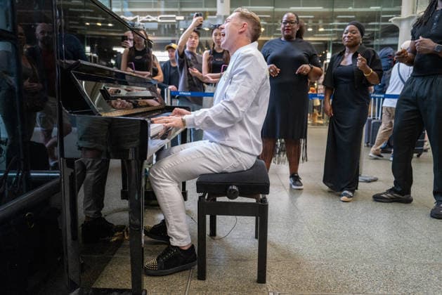John Galea performs at St Pancras Station in London - 29 May 2026 Singer and songwriter, John Galea, performs at St Pancras Train Station on the Elton John Piano in London. London United Kingdom Copyright: xPhilxLewisx xSOPAxImagesx JohnGaleaStPancras-1040391