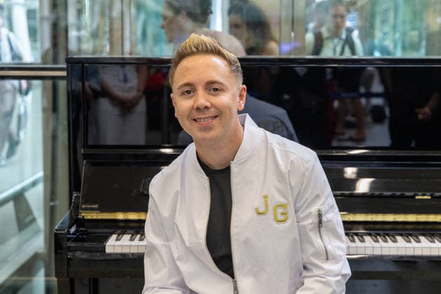 John Galea performs at St Pancras Station in London - 29 May 2026 Singer and songwriter, John Galea, seen at St Pancras Train Station on the Elton John Piano in London. London United Kingdom Copyright: xPhilxLewisx xSOPAxImagesx JohnGaleaStPancras-1579