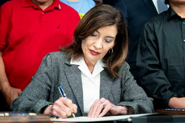 May 29, 2026, New York City, New York, United States: New York State Governor KATHY HOCHUL (D) in her NYC office signing into law new legislation to protect people in New York from overreach by ICE New York City United States - ZUMAb161 20260529_aap_b161_009 Copyright: xMichaelxBrochsteinx