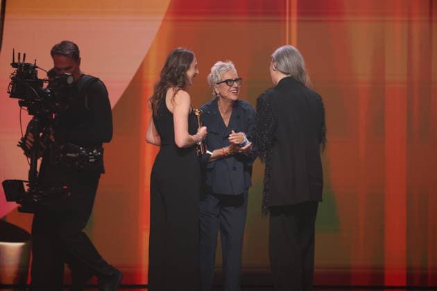 DEUTSCHER FILMPREIS 2026 - SHOW Doris Dörrie Laudator und Gewinnerinene Cosima Vellenzer, Maike Kiefer (Set Dec) Â· IN DIE SONNE SCHAUEN BESTES SZENENBILD bei der Verleihung DEUTSCHER FILMPREIS 2026 in Berlin *** GERMAN FILM AWARD 2026 SHOW Doris Dörrie Laudator and winners Cosima Vellenzer, Maike Kiefer Set Dec Â- IN DIE SONNE SCHAUEN BEST SCENE PICTURE at the GERMAN FILM AWARD 2026 ceremony in Berlin Copyright: xEventpressxFuhrx