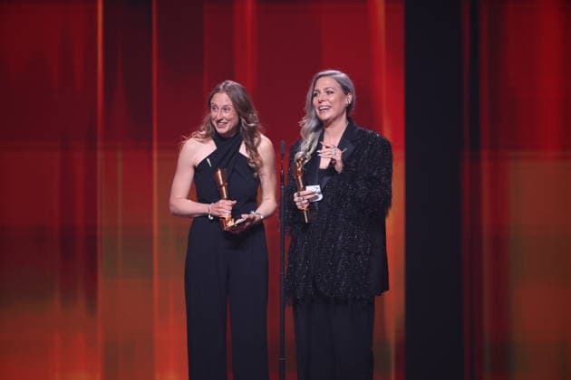 DEUTSCHER FILMPREIS 2026 - SHOW Doris Dörrie Laudator und Gewinnerinene Cosima Vellenzer, Maike Kiefer (Set Dec) Â· IN DIE SONNE SCHAUEN BESTES SZENENBILD bei der Verleihung DEUTSCHER FILMPREIS 2026 in Berlin *** GERMAN FILM AWARD 2026 SHOW Doris Dörrie Laudator and winners Cosima Vellenzer, Maike Kiefer Set Dec Â- IN DIE SONNE SCHAUEN BEST SCENE PICTURE at the GERMAN FILM AWARD 2026 ceremony in Berlin Copyright: xEventpressxFuhrx