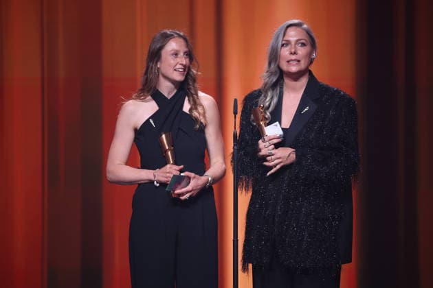 DEUTSCHER FILMPREIS 2026 - SHOW Doris Dörrie Laudator und Gewinnerinene Cosima Vellenzer, Maike Kiefer (Set Dec) Â· IN DIE SONNE SCHAUEN BESTES SZENENBILD bei der Verleihung DEUTSCHER FILMPREIS 2026 in Berlin *** GERMAN FILM AWARD 2026 SHOW Doris Dörrie Laudator and winners Cosima Vellenzer, Maike Kiefer Set Dec Â- IN DIE SONNE SCHAUEN BEST SCENE PICTURE at the GERMAN FILM AWARD 2026 ceremony in Berlin Copyright: xEventpressxFuhrx