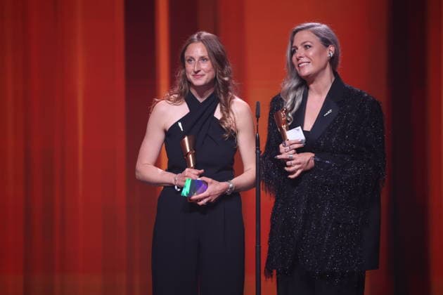 DEUTSCHER FILMPREIS 2026 - SHOW Doris Dörrie Laudator und Gewinnerinene Cosima Vellenzer, Maike Kiefer (Set Dec) Â· IN DIE SONNE SCHAUEN BESTES SZENENBILD bei der Verleihung DEUTSCHER FILMPREIS 2026 in Berlin *** GERMAN FILM AWARD 2026 SHOW Doris Dörrie Laudator and winners Cosima Vellenzer, Maike Kiefer Set Dec Â- IN DIE SONNE SCHAUEN BEST SCENE PICTURE at the GERMAN FILM AWARD 2026 ceremony in Berlin Copyright: xEventpressxFuhrx
