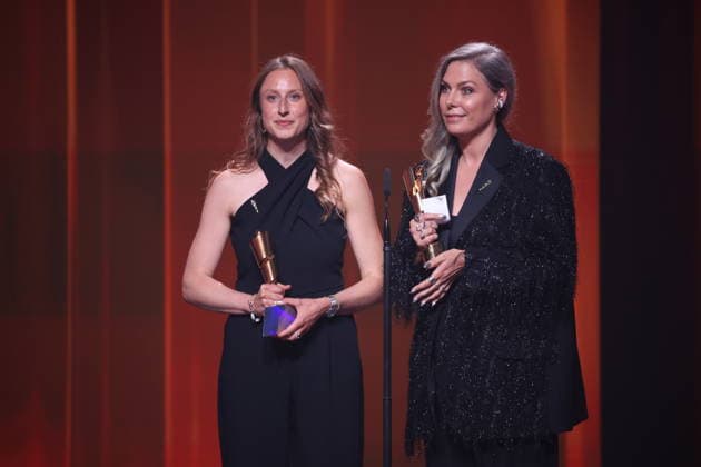 DEUTSCHER FILMPREIS 2026 - SHOW Doris Dörrie Laudator und Gewinnerinene Cosima Vellenzer, Maike Kiefer (Set Dec) Â· IN DIE SONNE SCHAUEN BESTES SZENENBILD bei der Verleihung DEUTSCHER FILMPREIS 2026 in Berlin *** GERMAN FILM AWARD 2026 SHOW Doris Dörrie Laudator and winners Cosima Vellenzer, Maike Kiefer Set Dec Â- IN DIE SONNE SCHAUEN BEST SCENE PICTURE at the GERMAN FILM AWARD 2026 ceremony in Berlin Copyright: xEventpressxFuhrx