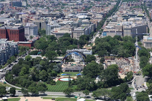 A photograph showing construction work on an open-air arena at the White House in Washington, USA, 29 May 2026. This week, the White House began construction on a temporary stadium that will host a UFC mixed martial arts event to celebrate U.S. President Donald Trump’s 80th birthday on June 14. Construction work on the temporary perimeter fence at the White House !ACHTUNG: NUR REDAKTIONELLE NUTZUNG!  Copyright: xOctavioxGuzmánx AME6673 20260529-55020444540_1