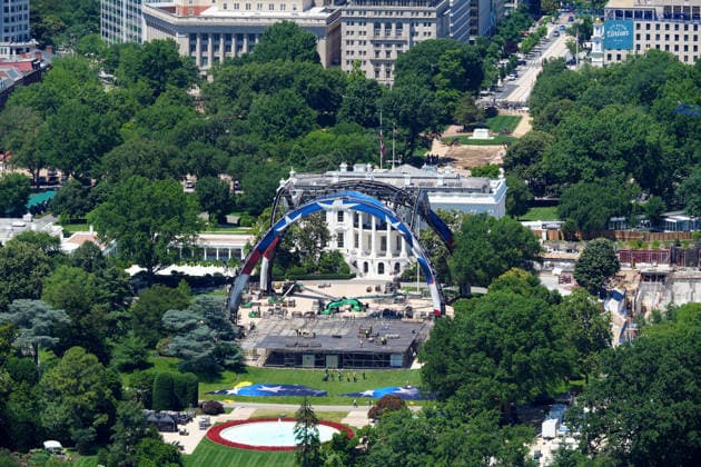 A photograph showing construction work on an open-air arena at the White House in Washington, USA, 29 May 2026. This week, the White House began construction on a temporary stadium that will host a UFC mixed martial arts event to celebrate U.S. President Donald Trump’s 80th birthday on June 14. Construction work on the temporary perimeter fence at the White House !ACHTUNG: NUR REDAKTIONELLE NUTZUNG!  Copyright: xOctavioxGuzmánx AME6668 20260529-55020444541_1