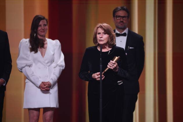 DEUTSCHER FILMPREIS 2026 - SHOW Ingo Fliess, Mia Maariel Meyer u. Simon Verhoeven Laudator:innen und Senta Berger Â· ACH, DIESE LÜCKE, DIESE ENTSETZLICHE LÜCKE - BESTE WEIBLICHE HAUPTROLLE bei der Verleihung DEUTSCHER FILMPREIS 2026 in Berlin *** GERMAN FILM AWARD 2026 SHOW Ingo Fliess, Mia Maariel Meyer u Simon Verhoeven Laudator inside and Senta Berger Â- ACH, DIESE LÜCKE, DIESE ENTSETZLICHE LÜCKE BESTE WEIBLICHE HAUPTROLLE at the DEUTSCHER FILMPREIS 2026 award ceremony in Berlin Copyright: xEventpressxFuhrx