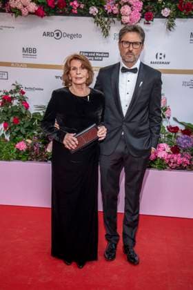 ABB FILMPREIS- Senta Berger und ihr Sohn Simon Verhoeven zu Gast auf dem roten Teppich bei der Verleihung des Deutschen Filmpreis Lola 26 am Palais am Funkturm am 29.05.2026 in Berlin Berlin Deutschland *** ABB FILM AWARD Senta Berger and her son Simon Verhoeven on the red carpet at the German Film Award Lola 26 ceremony at Palais am Funkturm on May 29, 2026 in Berlin Berlin Germany