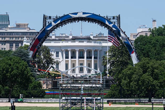Workers continue construction on the octagon for the upcoming Ultimate Fighting Championship (UFC) match on the South Lawn of the White House in Washington, DC on Friday, May 29, 2026. President Donald Trump is hosting a UFC match at the White House on June 14 in honor of the 250th anniversary of the United States.  WAP20260529033 AARONxSCHWARTZ